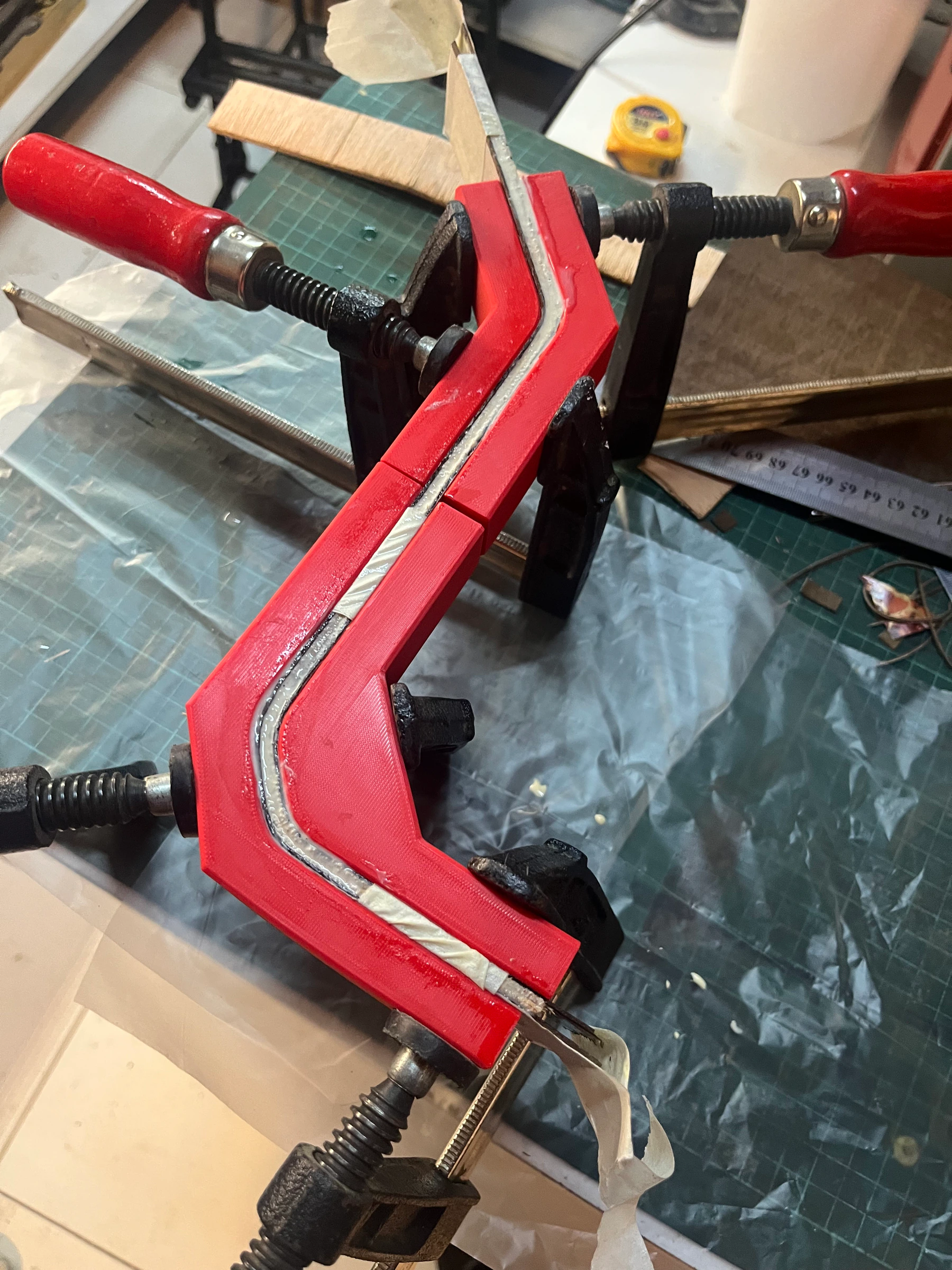Encolado y prensado de las piezas laminadas