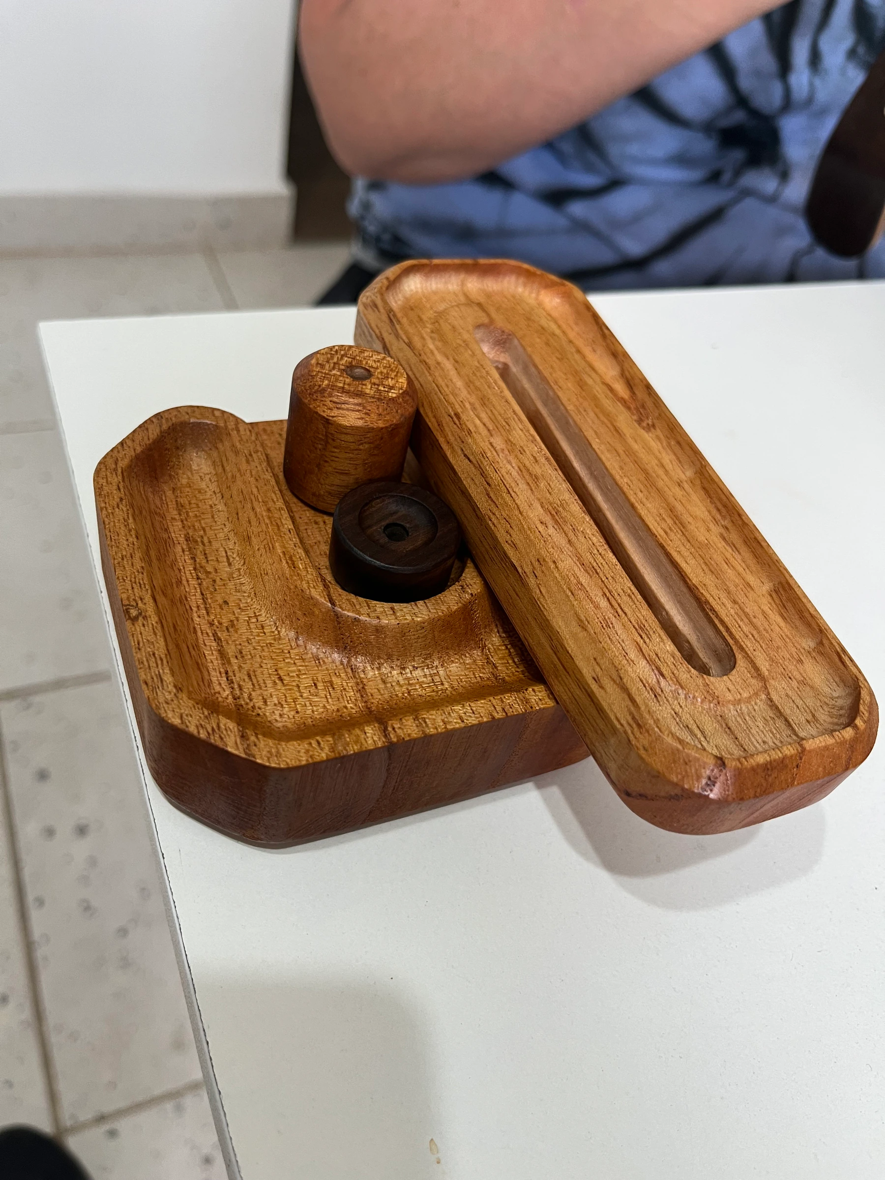 Conjunto de piezas de madera terminadas