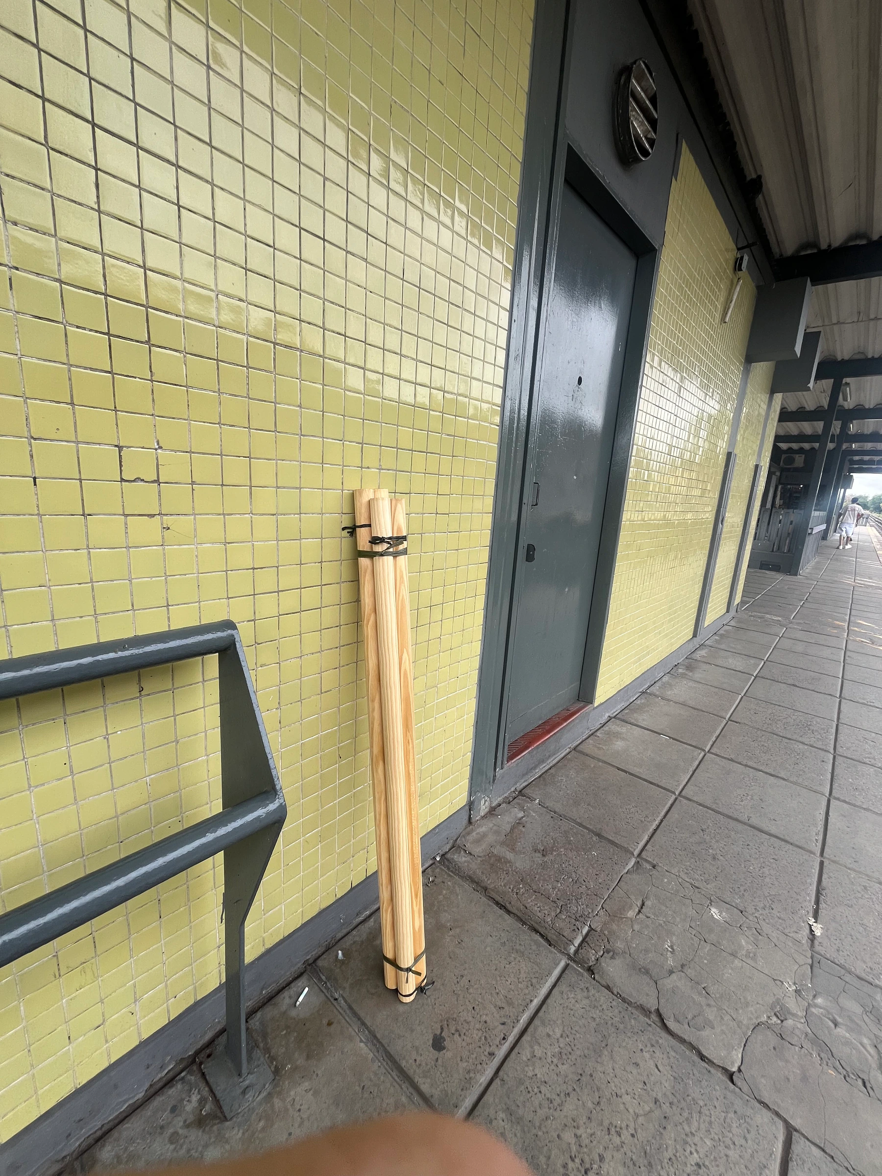 Tarugos atados en la estación de tren