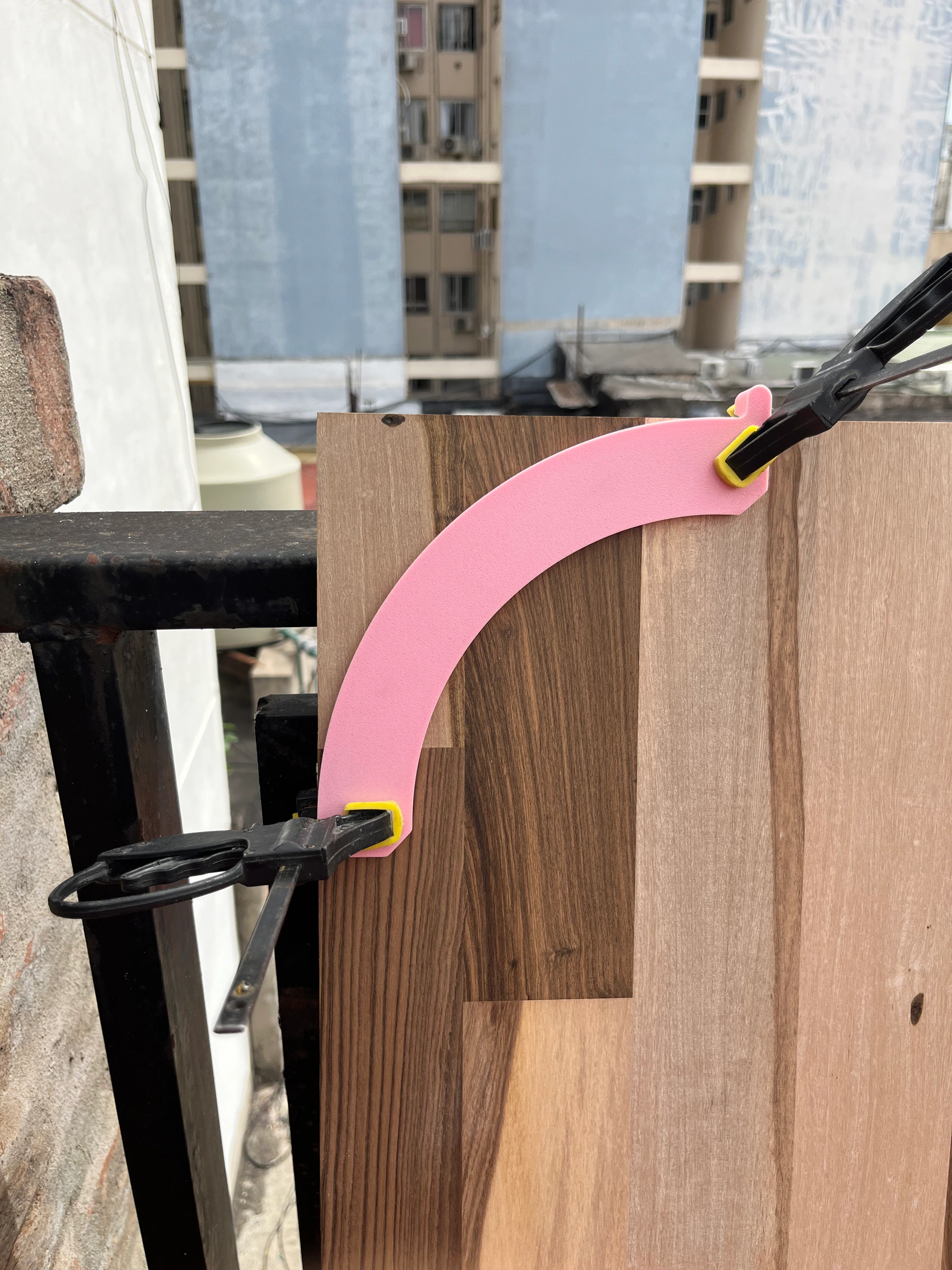 Plantilla rosa prensada sobre tabla de madera