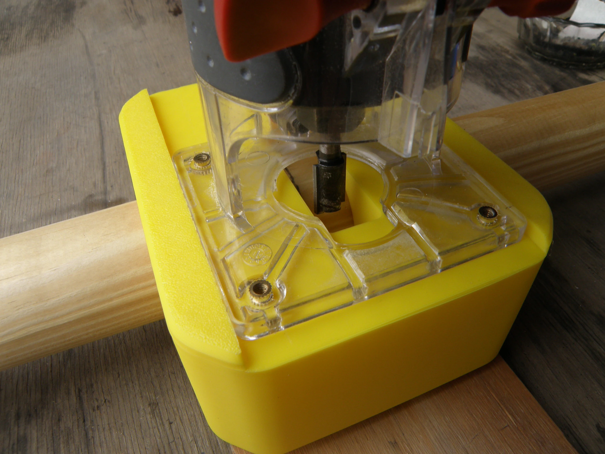 Primer plano del jig amarillo sobre tarugo