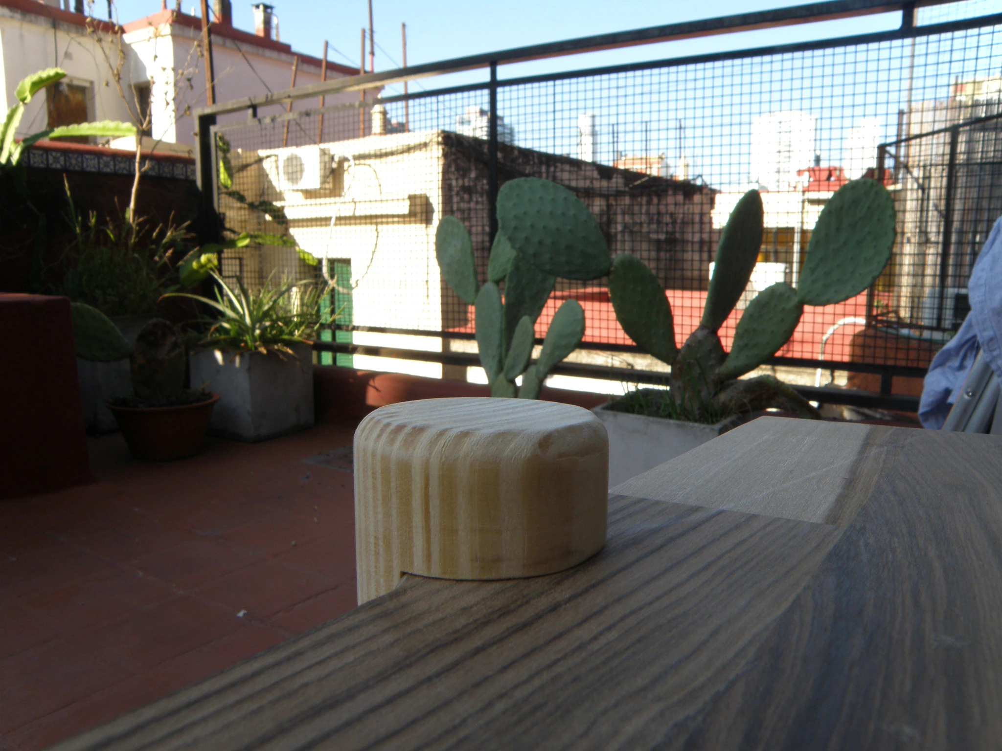 Tapa torneada sobre banco de terraza