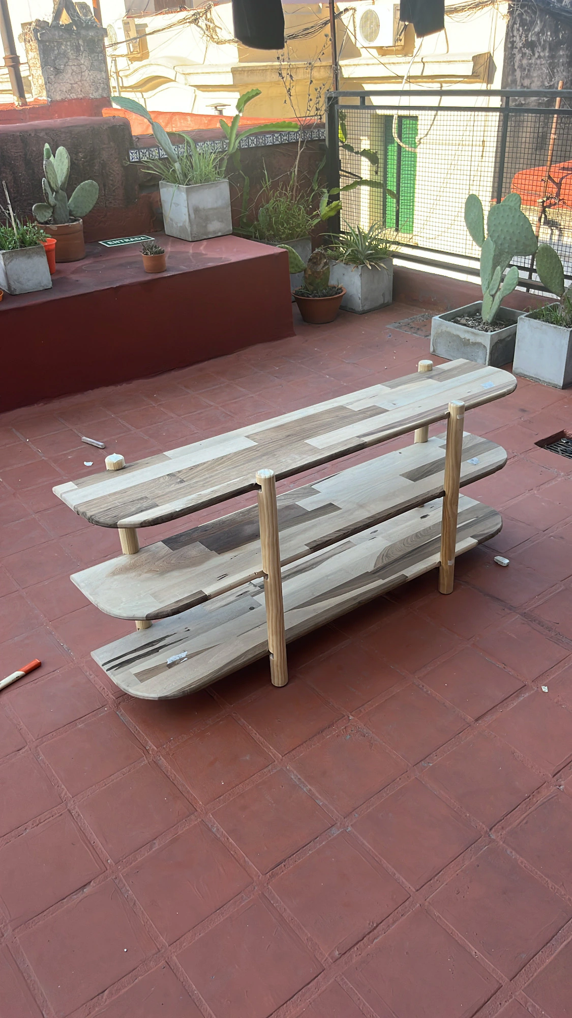 Estantería cruda armada en la terraza, vista frontal