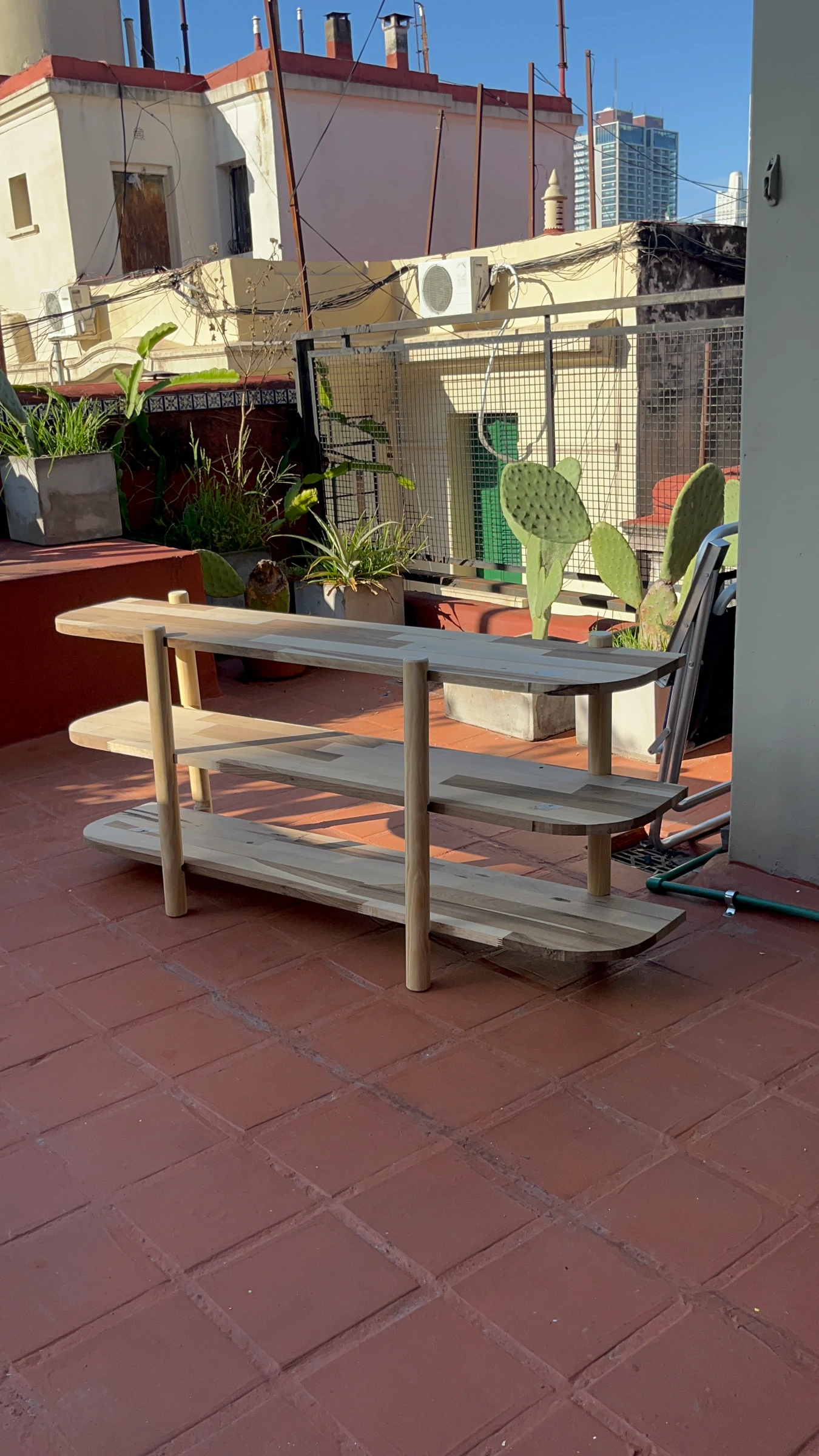 Estantería cruda en la terraza, vista lateral