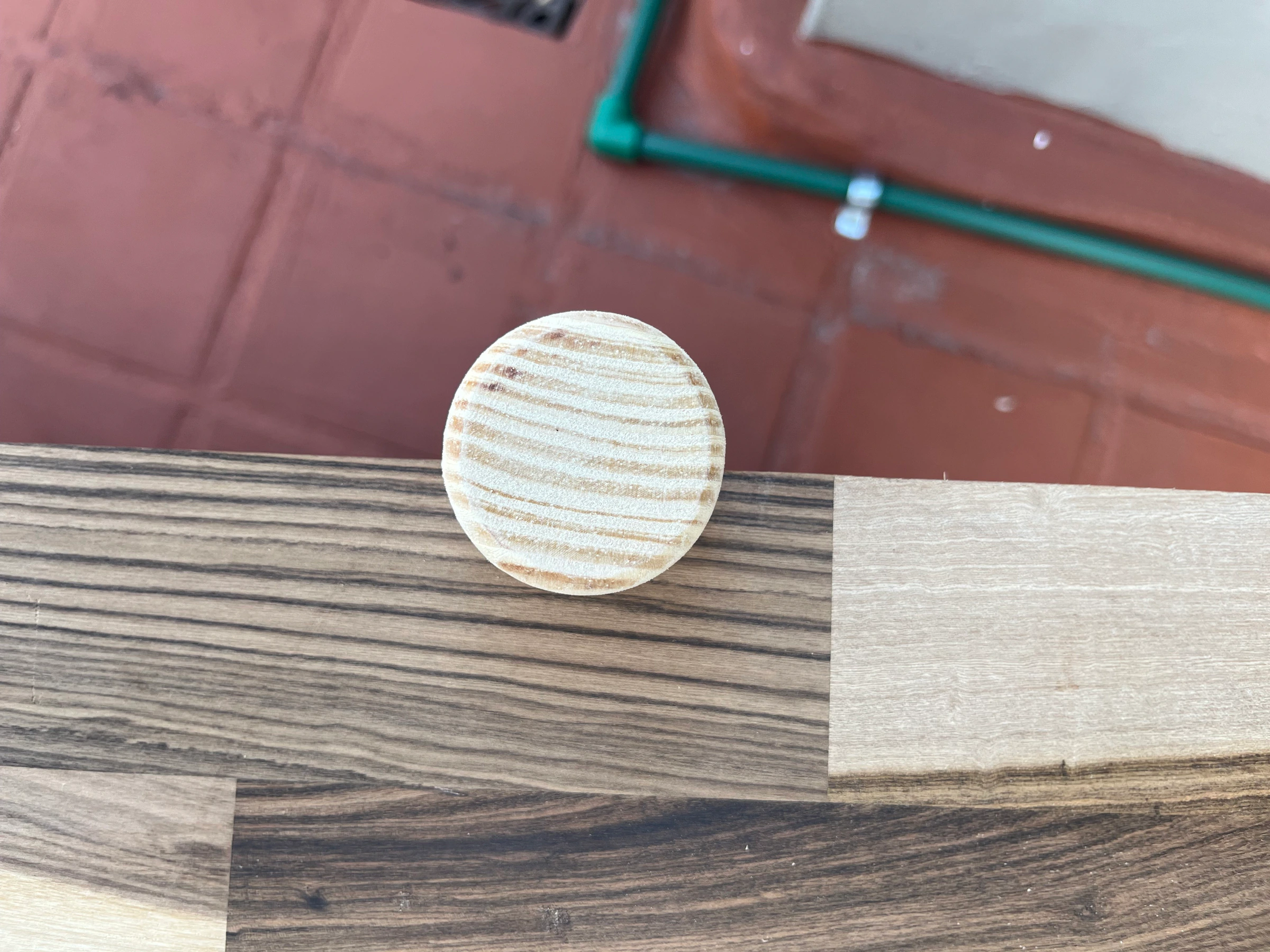 Tapa de tarugo sobre madera patchwork sin terminar