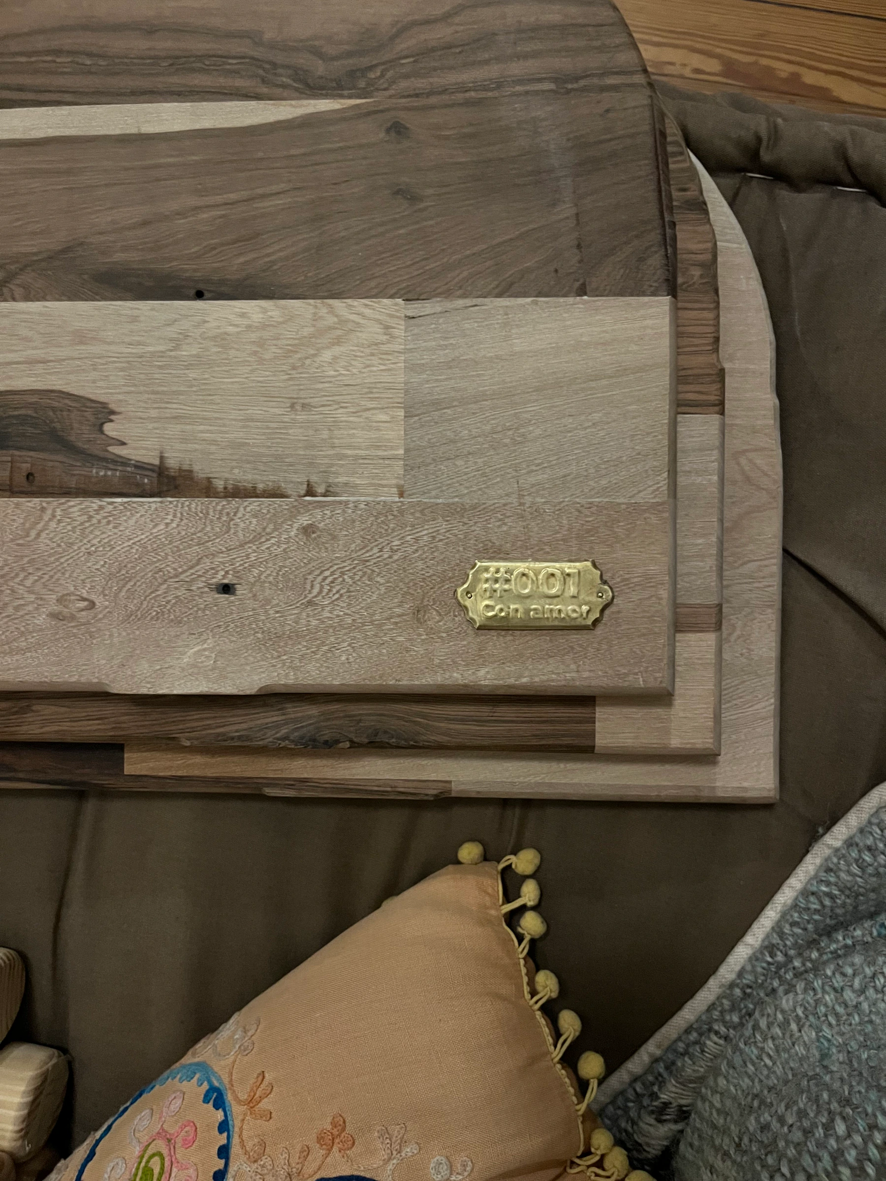 Vista superior con placa de bronce '#001 con amor'